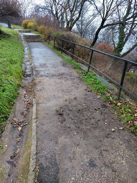Siena térkövekkel burkolt sétány parkban