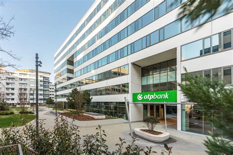 Az OTP Bank új székházának belső udvara