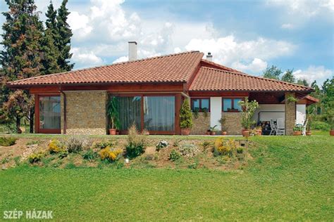 Mediterrán stílusú ház betoncserepes tetővel