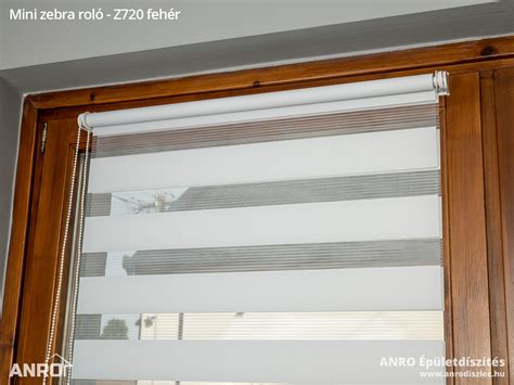 ablakra szerelt fém roló közelről