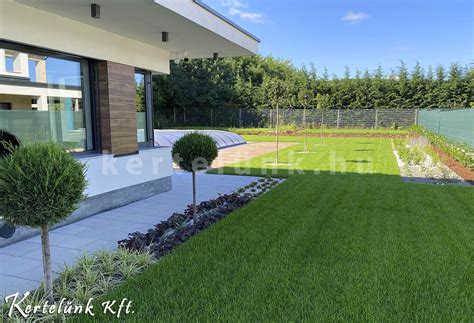 Modern kert részlete a Lake Forest Villaparkban
