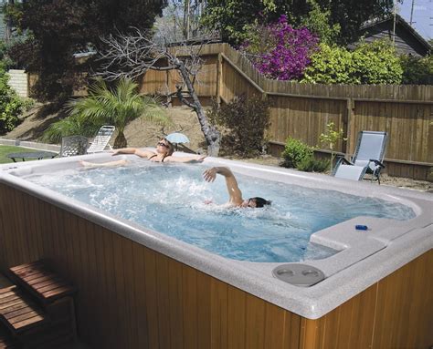 Modern családi medence és jacuzzi
