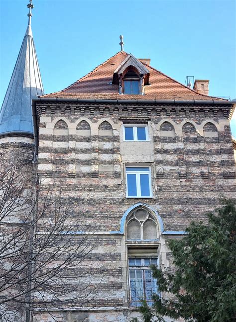 Mecsek lejtő épületek homlokzat