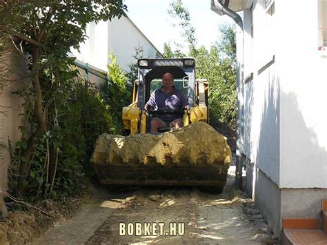 Modern gépi vakológép munka közben