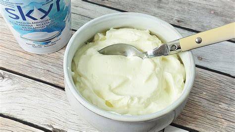 Skyr joghurt és vaj tálban