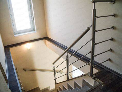 vizuális összevetés: Beltéri korlát anyagok