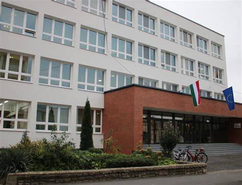 felújított iskola homlokzata mozaikkal