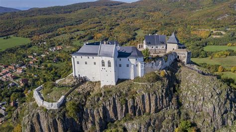 Füzér vára madártávlatból, fehér falak és hegy