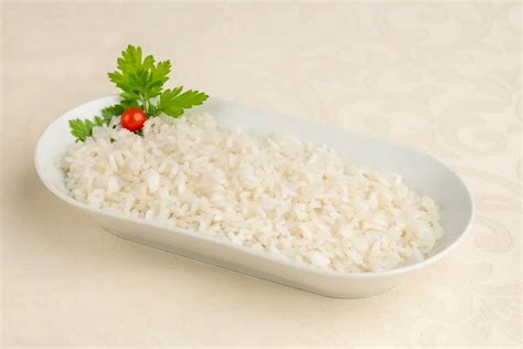 párolt rizs tálalva körettel