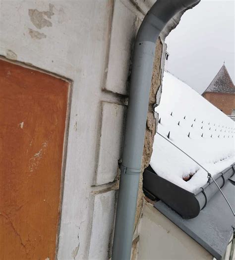 Egy épület ereszcsatornája és lefolyócsöve