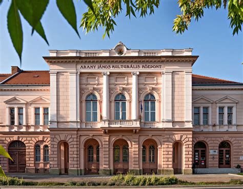 Orosháza főtere látképe és üvegplasztika