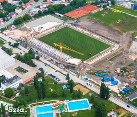 jövőbeli futballstadion látkép és klublogó