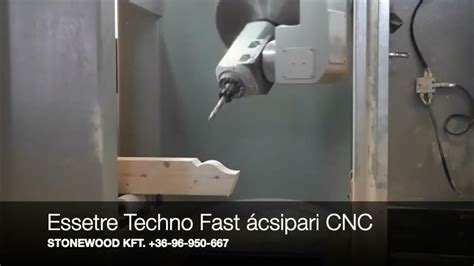CNC vezérelt ácsipari szabászgép működés közben