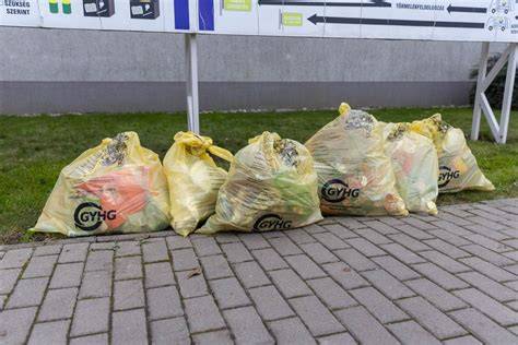 Hulladékgyűjtés és szelektív hulladékgyűjtés: zöld és sárga zsákok