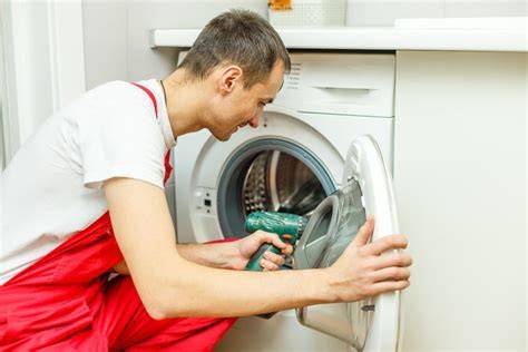 Szakképzett szerelő vizsgáló munka közben