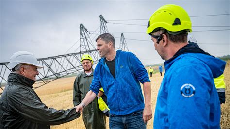 Szakemberek kéményen dolgoznak