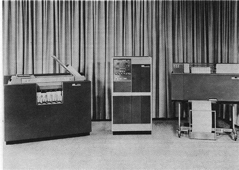 IBM 1401 számítógép szállítása buborékfóliába csomagolva