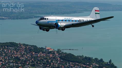 Repülő plakáttal a Balaton felett