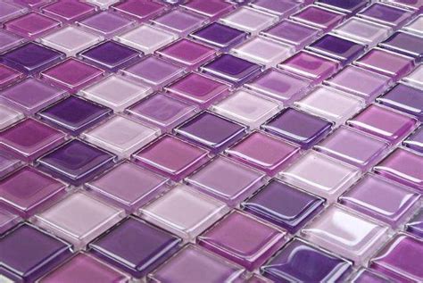 Levendula színű mozaik csempék elrendezve