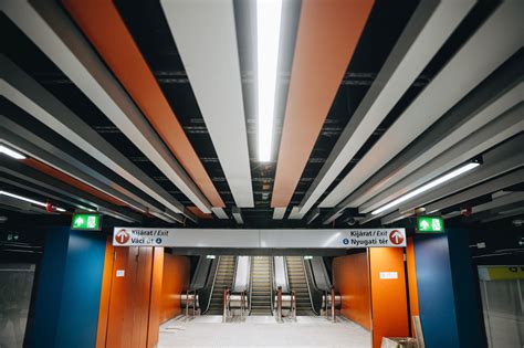 Metróállomás falburkolata metro csempével