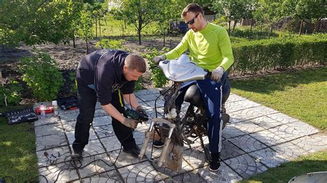 Szakember állapotfelmérést végez egy tetőn