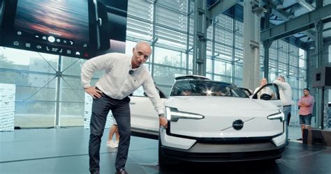 Egy Volvo autó biztonsági funkcióit bemutató infografika