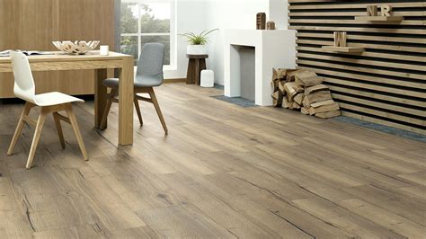 Laminált padló és csempe kombinációja egy modern nappaliban