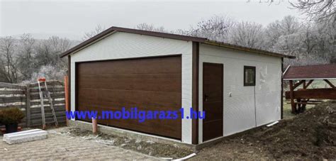 Különböző színű szendvicspanel homlokzatok