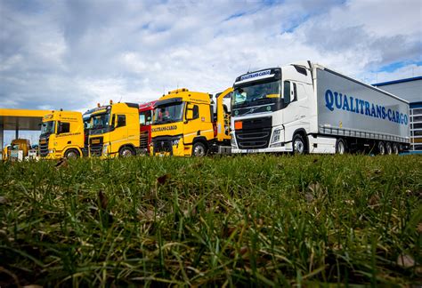 Tehergépjármű cementet szállít